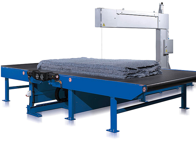 The vertical contour cutting machine with wire